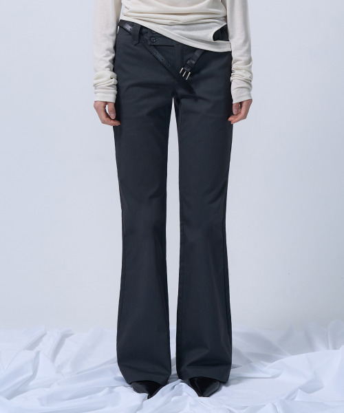 ZIZEMUSEUM(ジゼミュージアム)の「LOW-RISE TWO BUTTON BOOTS CUT PANTS (CHARCOAL)(その他パンツ・レディース・その他・SMALL/MEDIUM/LARGE)」の1枚目の写真