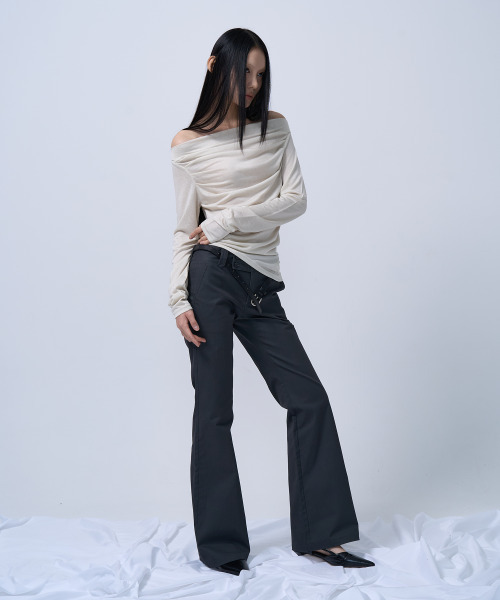 ZIZEMUSEUM(ジゼミュージアム)の「LOW-RISE TWO BUTTON BOOTS CUT PANTS (CHARCOAL)(その他パンツ・レディース・その他・SMALL/MEDIUM/LARGE)」の2枚目の写真