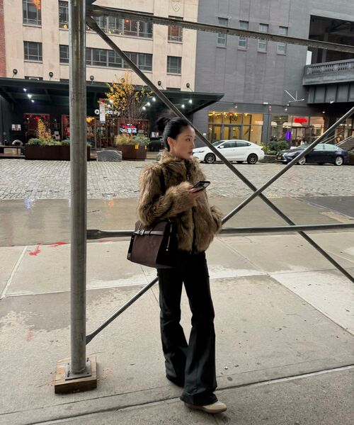 ZIZEMUSEUM(ジゼミュージアム)の「LOW-RISE TWO BUTTON BOOTS CUT PANTS (CHARCOAL)(その他パンツ・レディース・その他・SMALL/MEDIUM/LARGE)」の6枚目の写真