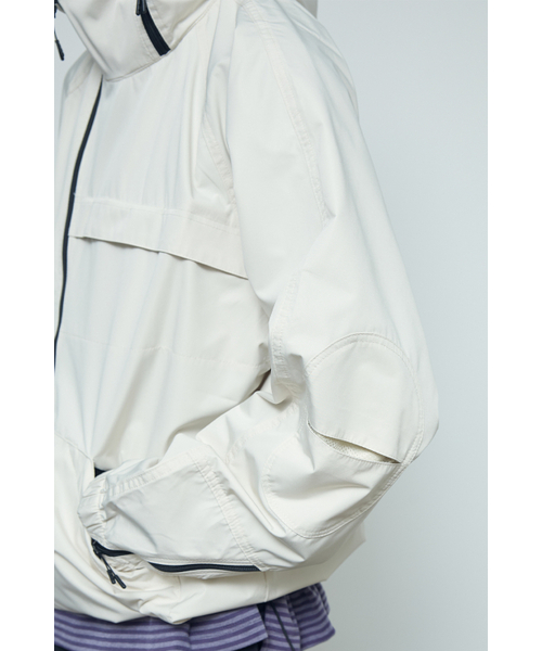 BALLUTE(バリュート)の「Hi-PORA CURVED ZIP WIND BREAKER ANORAK (IVORY)(ナイロンジャケット・メンズ・その他・MEDIUM/LARGE)」の2枚目の写真