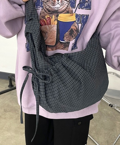 CRB（シーアールビー）の「ドロストチェック柄ショルダーバッグ（ショルダーバッグ・レディース・グレー/ブラック/グリーン・F）」の2枚目の写真