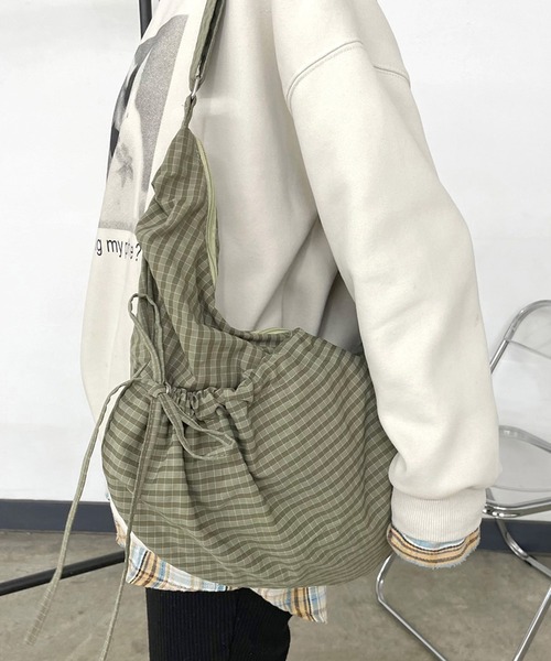 CRB（シーアールビー）の「ドロストチェック柄ショルダーバッグ（ショルダーバッグ・レディース・グレー/ブラック/グリーン・F）」の11枚目の写真