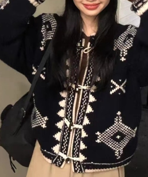 Vipoa(ヴィポア)の「vintage button cardigan(ニット/セーター・レディース・ホワイト/ブラック・FREE)」の3枚目の写真