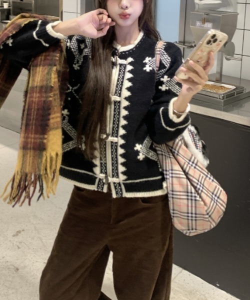 Vipoa(ヴィポア)の「vintage button cardigan(ニット/セーター・レディース・ホワイト/ブラック・FREE)」の12枚目の写真