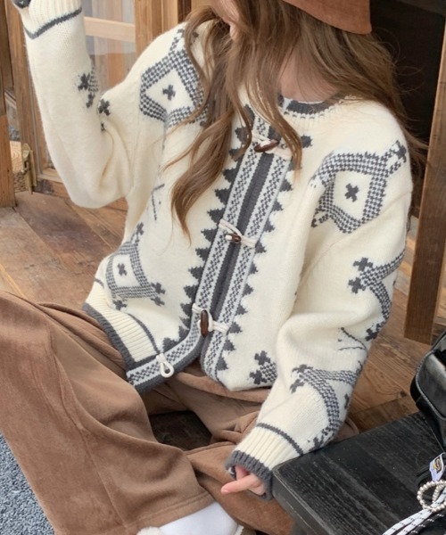 Vipoa(ヴィポア)の「vintage button cardigan(ニット/セーター・レディース・ホワイト/ブラック・FREE)」の17枚目の写真