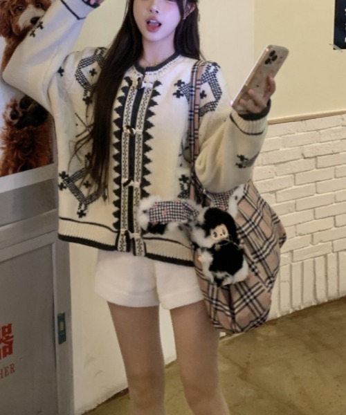 Vipoa(ヴィポア)の「vintage button cardigan(ニット/セーター・レディース・ホワイト/ブラック・FREE)」の19枚目の写真
