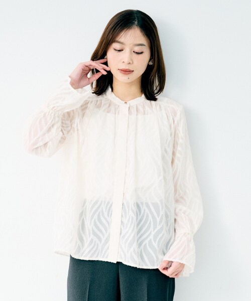UNTITLED（アンタイトル）の「シアーカットジャカードブラウス（シャツ/ブラウス・レディース・オフホワイト/ブラック・02）」の2枚目の写真