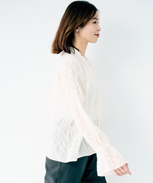UNTITLED（アンタイトル）の「シアーカットジャカードブラウス（シャツ/ブラウス・レディース・オフホワイト/ブラック・02）」の13枚目の写真