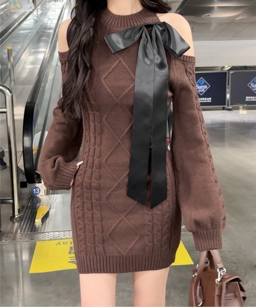 CHUL(チュル)の「オープンショルダーリボンニットワンピース/大人かわいい/美シルエット(ワンピース・レディース・グレー/アイボリー/ブラック/ライトピンク/ホワイト/ブラウン・FREE)」の5枚目の写真