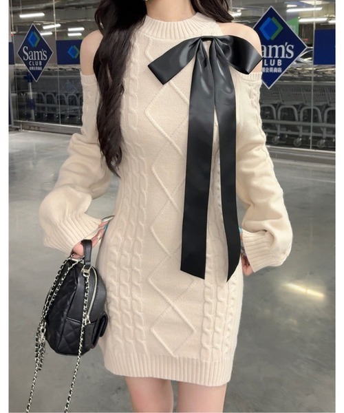 CHUL(チュル)の「オープンショルダーリボンニットワンピース/大人かわいい/美シルエット(ワンピース・レディース・グレー/アイボリー/ブラック/ライトピンク/ホワイト/ブラウン・FREE)」の2枚目の写真