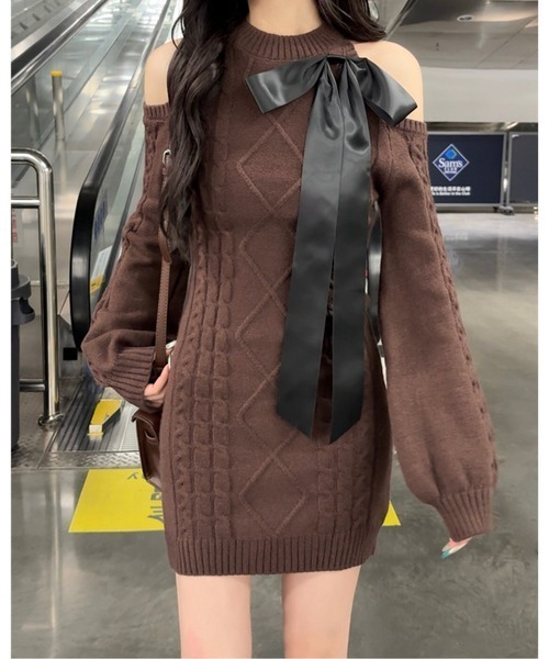 CHUL(チュル)の「オープンショルダーリボンニットワンピース/大人かわいい/美シルエット(ワンピース・レディース・グレー/アイボリー/ブラック/ライトピンク/ホワイト/ブラウン・FREE)」の9枚目の写真