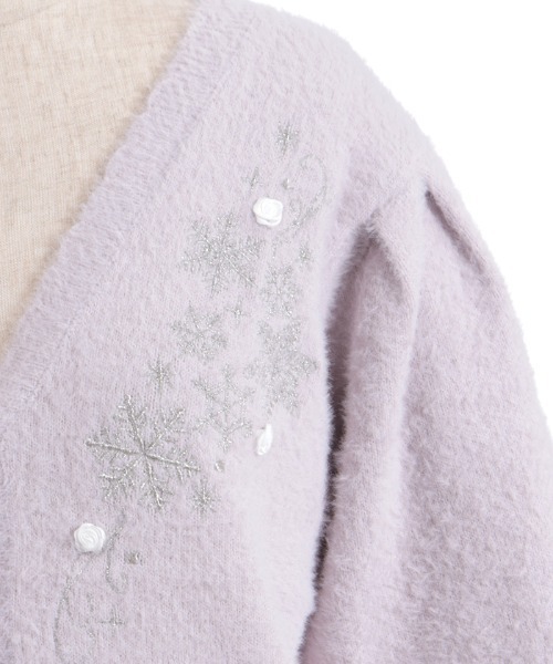 axes femme（アクシーズファム）の「スノー・ローズ刺繍カーディガン（カーディガン/ボレロ・レディース・ホワイト/ラベンダー/サックスブルー・FREE）」の4枚目の写真