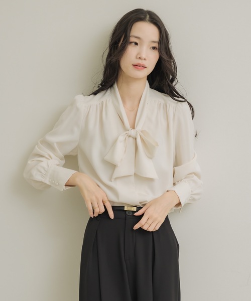 NEUNA（ヌナ）の「フロントタイブラウス（シャツ/ブラウス・レディース・ワインレッド/アイボリー/ネイビー・FREE）」の9枚目の写真