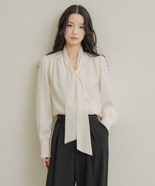 NEUNA（ヌナ）の「フロントタイブラウス（シャツ/ブラウス・レディース・ワインレッド/アイボリー/ネイビー・FREE）」の6枚目の写真