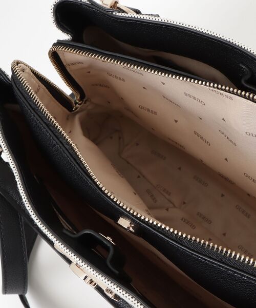 Guess(ゲス)の「KARNILLA Girlfriend Satchel ハンドバッグ(ハンドバッグ・レディース・ブラック/キャメル・ONE SIZE)」の10枚目の写真