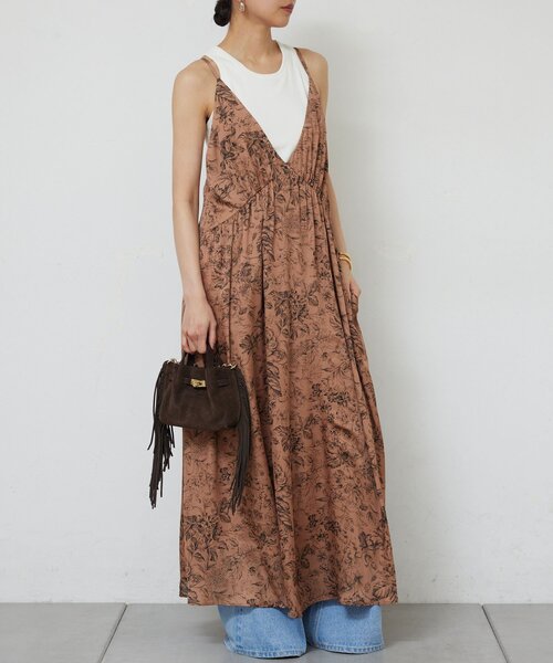 GALLARDAGALANTE（ガリャルダガランテ）の「ボタニカルサテンディープVキャミワンピース（ワンピース・レディース・ブラウン/オフホワイト・FREE）」の2枚目の写真