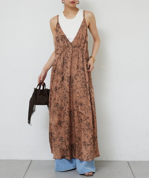 GALLARDAGALANTE（ガリャルダガランテ）の「ボタニカルサテンディープVキャミワンピース（ワンピース・レディース・ブラウン/オフホワイト・FREE）」の7枚目の写真