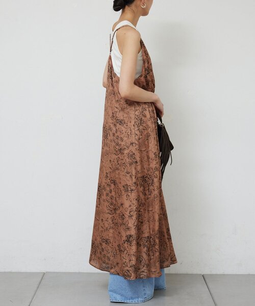 GALLARDAGALANTE（ガリャルダガランテ）の「ボタニカルサテンディープVキャミワンピース（ワンピース・レディース・ブラウン/オフホワイト・FREE）」の8枚目の写真