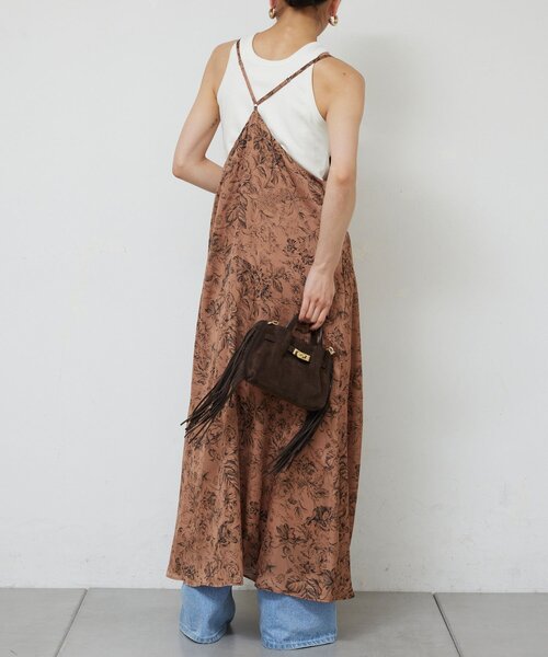 GALLARDAGALANTE（ガリャルダガランテ）の「ボタニカルサテンディープVキャミワンピース（ワンピース・レディース・ブラウン/オフホワイト・FREE）」の9枚目の写真