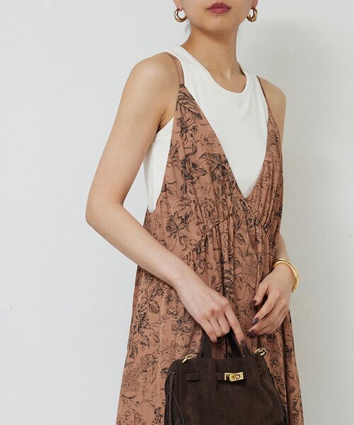 GALLARDAGALANTE（ガリャルダガランテ）の「ボタニカルサテンディープVキャミワンピース（ワンピース・レディース・ブラウン/オフホワイト・FREE）」の10枚目の写真