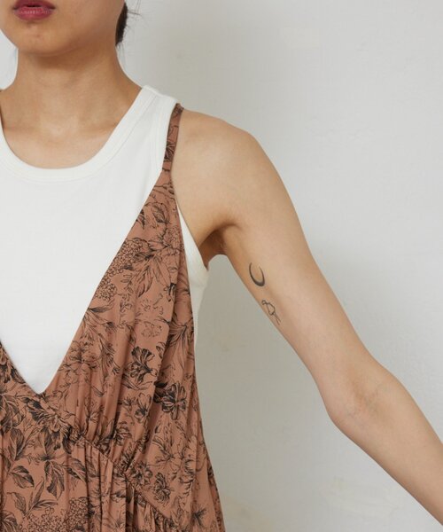 GALLARDAGALANTE（ガリャルダガランテ）の「ボタニカルサテンディープVキャミワンピース（ワンピース・レディース・ブラウン/オフホワイト・FREE）」の16枚目の写真