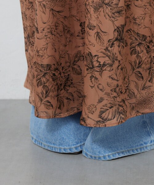 GALLARDAGALANTE（ガリャルダガランテ）の「ボタニカルサテンディープVキャミワンピース（ワンピース・レディース・ブラウン/オフホワイト・FREE）」の18枚目の写真