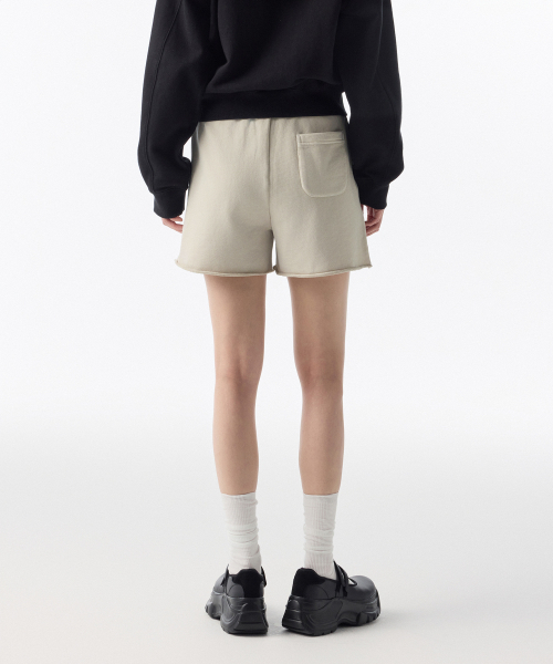 MUSINSA STANDARD WOMAN（ムシンサスタンダードウーマン）の「ウィメンズピグメントカットオフスウェットショーツ[クリーム]（その他パンツ・レディース・その他・SMALL/MEDIUM/LARGE/X-SMALL）」の4枚目の写真