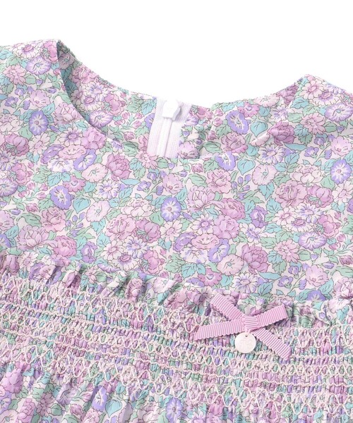 Tartine et Chocolat（タルティーヌエショコラ）の「【日本製】【お揃い】リバティ(leontyne dream)プリントタナローン花柄スモッキングワンピース（ワンピース・キッズ・ブルー系その他/パープル系その他・130cm/110cm/120cm）」の6枚目の写真