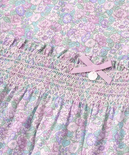 Tartine et Chocolat（タルティーヌエショコラ）の「【日本製】【お揃い】リバティ(leontyne dream)プリントタナローン花柄スモッキングワンピース（ワンピース・キッズ・ブルー系その他/パープル系その他・130cm/110cm/120cm）」の7枚目の写真