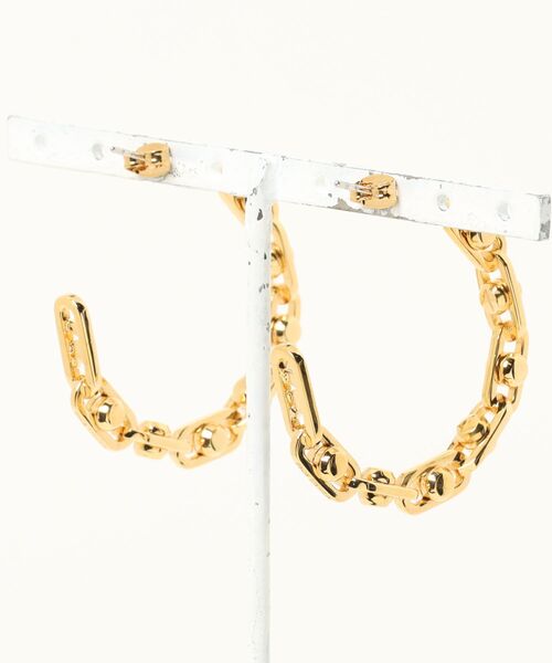 MICHAEL KORS（マイケルコース）の「ASTOR プレシャスメタル ブラス リンク フープピアス ミディアム（ピアス（両耳用）・レディース・ゴールド・FREE）」の2枚目の写真