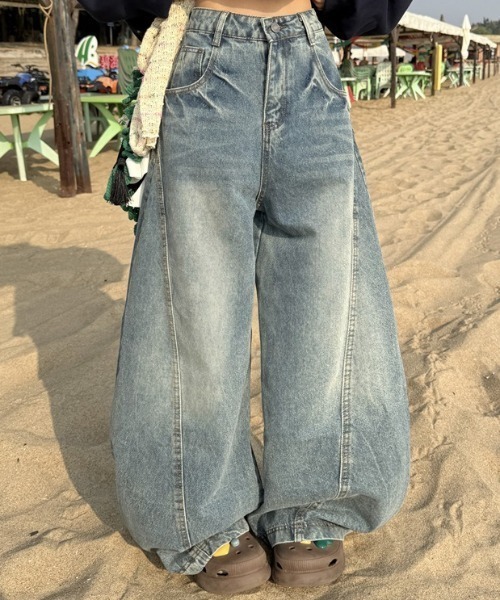 LAC-VERT(ラック・ヴェール)の「ワイドレッグカーブデニムパンツ(デニムパンツ・レディース・ブルー・LARGE/MEDIUM)」の1枚目の写真