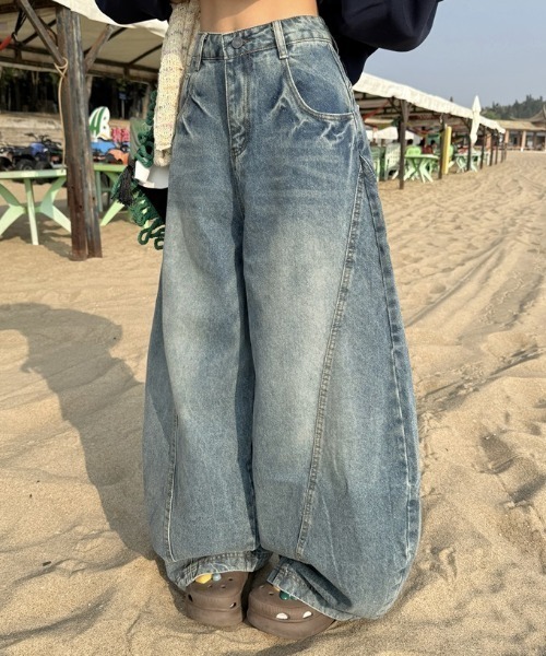 LAC-VERT(ラック・ヴェール)の「ワイドレッグカーブデニムパンツ(デニムパンツ・レディース・ブルー・LARGE/MEDIUM)」の14枚目の写真