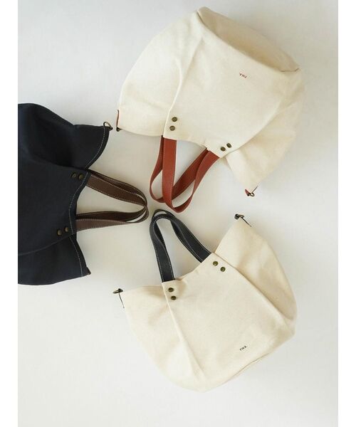 FIKA.(フィーカ)の「Canvas tuck 2way tote bag(beige×navy)(トートバッグ・レディース・アイボリー・FREE)」の2枚目の写真