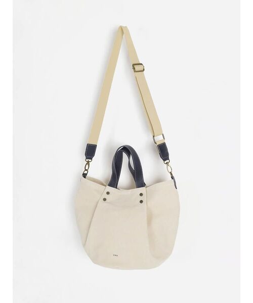 FIKA.(フィーカ)の「Canvas tuck 2way tote bag(beige×navy)(トートバッグ・レディース・アイボリー・FREE)」の3枚目の写真
