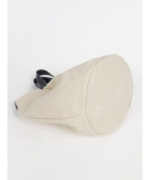 FIKA.(フィーカ)の「Canvas tuck 2way tote bag(beige×navy)(トートバッグ・レディース・アイボリー・FREE)」の5枚目の写真