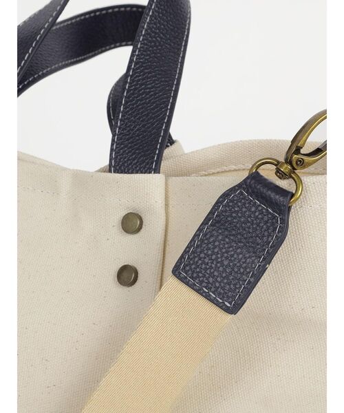 FIKA.(フィーカ)の「Canvas tuck 2way tote bag(beige×navy)(トートバッグ・レディース・アイボリー・FREE)」の7枚目の写真