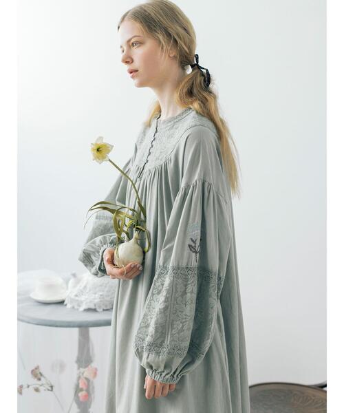 TSUHARU by Samansa Mos2(ツハルバイサマンサモスモス)の「【WEB限定 Sサイズ】ランダム刺繍レース切替ワンピース(ワンピース・レディース・オフホワイト/チャコールグレー/ミント・S/M)」の3枚目の写真