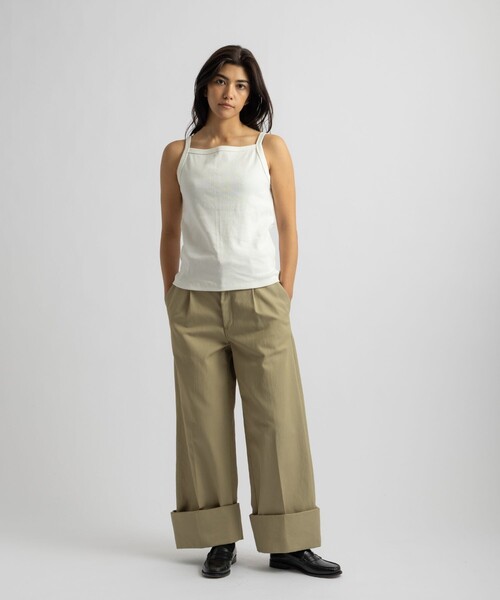 Saturdays NYC（サタデーズ ニューヨークシティ ）の「Kim Pleated Pants | WOMEN（その他パンツ・レディース・ネイビー/ベージュ・S/M/L）」の5枚目の写真