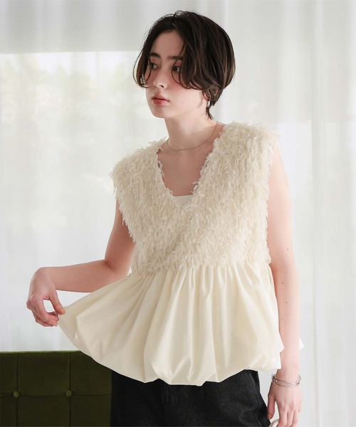 titivate（ティティベイト）の「前後2wayフェザーペプラムトップス/ベスト（ベスト・レディース・アイボリー/グレイッシュベージュ/ブラック・L/M）」の2枚目の写真