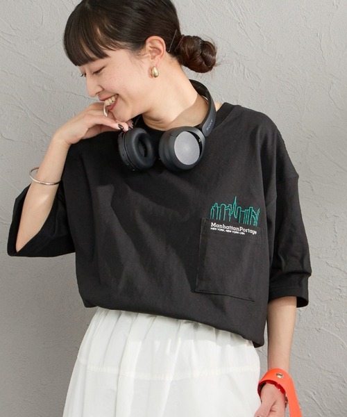 Manhattan Portage（マンハッタンポーテージ）の「[MANHATTAN PORTAGE/マンハッタンポーテージ] 別注 ポケット刺繍ロゴ バックプリントTシャツ（Tシャツ/カットソー・レディース・ネイビー/ブラック/ベージュ/ライトグレー/ホワイト・XL/L/M/S）」の2枚目の写真