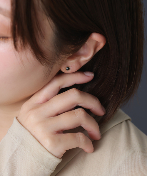 Lilas(リラ)の「ブラックダイヤローズカットピアス K10(両耳)(ピアス(両耳用)・レディース・ゴールド・FREE)」の2枚目の写真