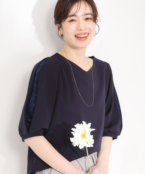 SHOO・LA・RUE(シューラルー)の「【洗濯機可/S-LL/ストレッチ】スリットレーススリーブトップス(Tシャツ/カットソー・レディース・ライトベージュ/ネイビー/ピンク・04/03/02/01)」の3枚目の写真
