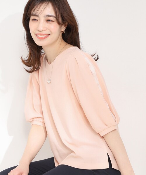 SHOO・LA・RUE(シューラルー)の「【洗濯機可/S-LL/ストレッチ】スリットレーススリーブトップス(Tシャツ/カットソー・レディース・ライトベージュ/ネイビー/ピンク・04/03/02/01)」の1枚目の写真