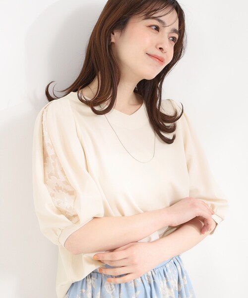 SHOO・LA・RUE(シューラルー)の「【洗濯機可/S-LL/ストレッチ】スリットレーススリーブトップス(Tシャツ/カットソー・レディース・ライトベージュ/ネイビー/ピンク・04/03/02/01)」の2枚目の写真