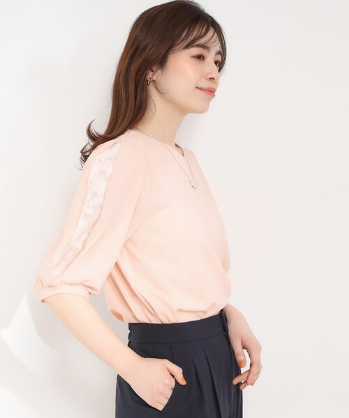 SHOO・LA・RUE(シューラルー)の「【洗濯機可/S-LL/ストレッチ】スリットレーススリーブトップス(Tシャツ/カットソー・レディース・ライトベージュ/ネイビー/ピンク・04/03/02/01)」の9枚目の写真