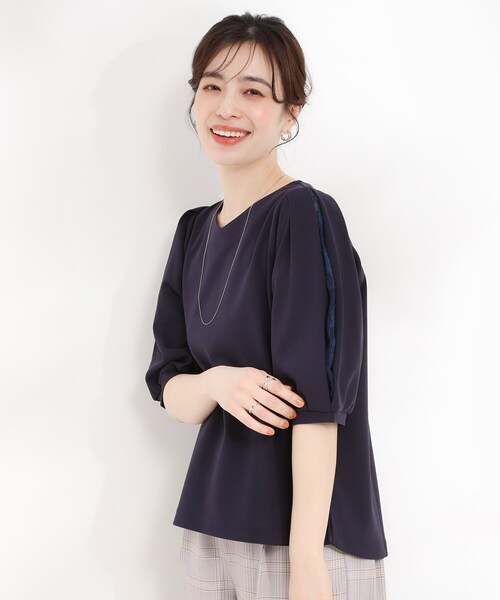 SHOO・LA・RUE(シューラルー)の「【洗濯機可/S-LL/ストレッチ】スリットレーススリーブトップス(Tシャツ/カットソー・レディース・ライトベージュ/ネイビー/ピンク・04/03/02/01)」の13枚目の写真
