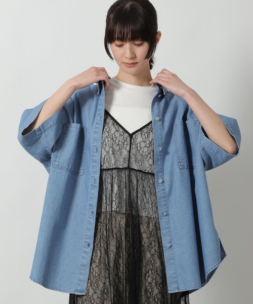 LAKOLE(ラコレ)の「冷感デニムシャツハーフスリーブ / 643709(シャツ/ブラウス・レディース・ブラック/ライトインディゴブルー/インディゴブルー・FREE)」の1枚目の写真