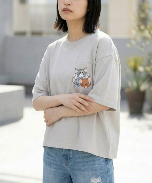 Tom&Jerry(トムアンドジェリー)の「【TOM & JERRY/トムとジェリー】キャラクタープリント・刺繍 ポケ付き半袖Tシャツ(WIDEシルエット)(Tシャツ/カットソー・レディース・サックスブルー/ネイビー/シャーベット/ライトグレー・LARGE/MEDIUM)」の2枚目の写真