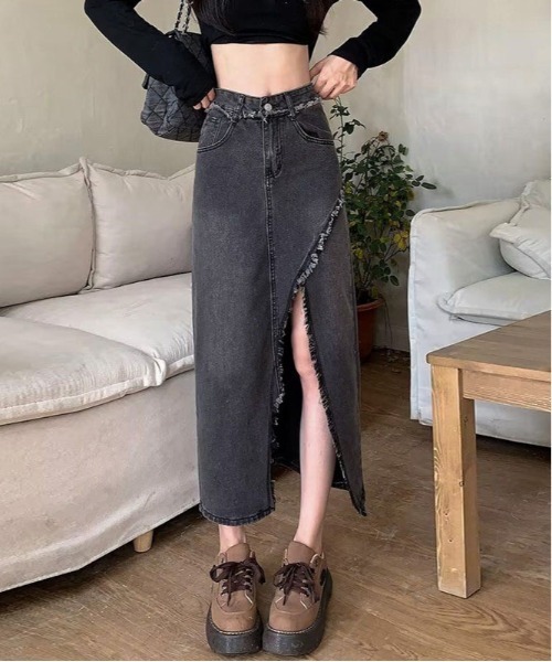 &soiree(アンドソワレ)の「フリンジスリットデニムスカート(デニムスカート・レディース・ブラック/ブルー・SMALL/MEDIUM/LARGE/X-LARGE)」の2枚目の写真