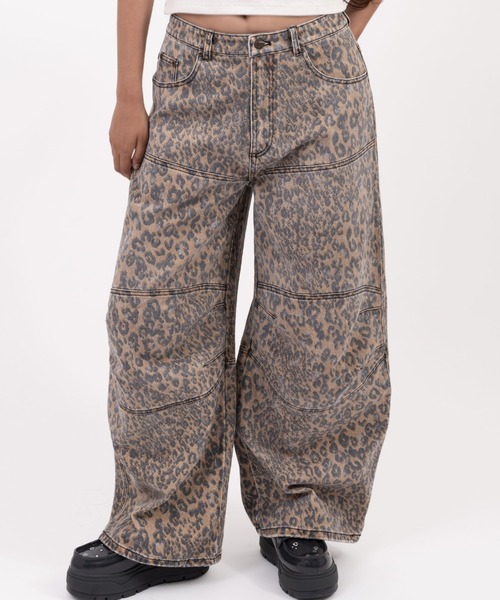 atmos pink(アトモスピンク)の「atmos pink Leopard Curve Pants / アトモス ピンク レオパード カーブ パンツ(その他パンツ・レディース・ピンク/ブルー/ブラウン・M/S)」の1枚目の写真